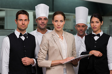 餐饮团队一起站在一起看摄影机服务器服务员厨房伙伴职业大楼女士工作酒店制服图片