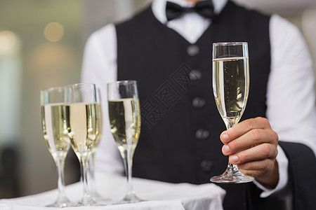 端着香槟的服务员毛巾男性奢华领结长笛托盘衬衫玻璃酒精餐厅图片