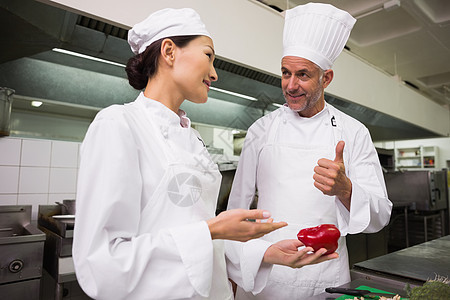 教厨师如何切切开蔬菜商业厨艺课程工作烹饪伙伴酒店同事男人女性图片