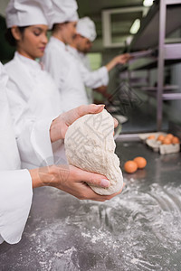在柜台准备面值的厨师面包制服同事男人酒店商业面粉合作拉伸工作图片