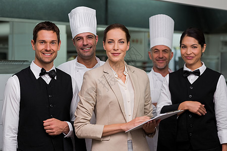 餐厅团队一起微笑着笑着站在镜头前主厨伙伴同事领班制服快乐大楼酒店混血服务器图片