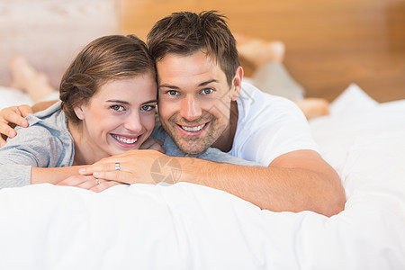 幸福的情侣躺在床上闲暇棉被男性夫妻男人拥抱女性住所家庭卧室图片