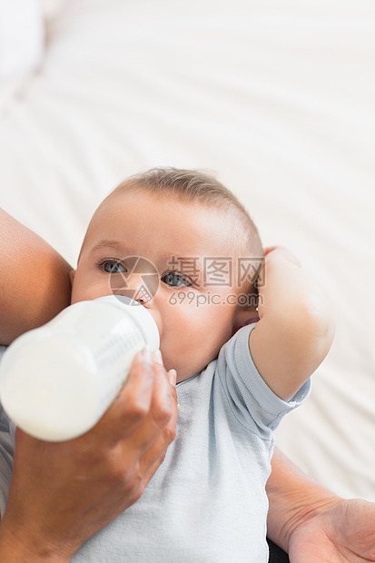 给小男孩喂奶瓶子图片