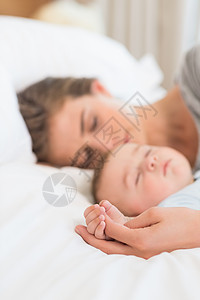 母亲睡在床上 与儿女同床住所男生房子新生活儿子婴儿女性家庭女士卧室图片