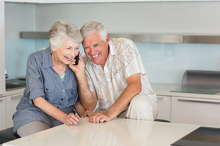 听电话的老年快乐情侣家庭头发男人夫妻沟通住所公寓房子男性台面图片