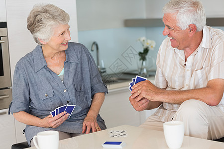 玩牌的老年情侣快乐游戏活动退休头发女性男性家庭女士男人台面住所图片