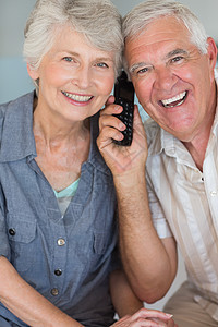 听电话的老年快乐情侣头发闲暇扬声器成人退休女士沟通夫妻微笑男性图片