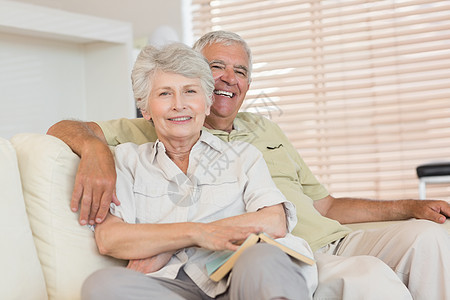 高龄情侣在沙发上一起放松男性公寓感情快乐老年男人长椅房子夫妻头发图片