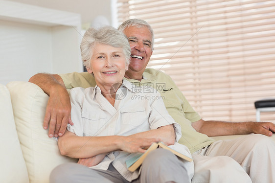 高龄情侣在沙发上一起放松男性公寓感情快乐老年男人长椅房子夫妻头发图片