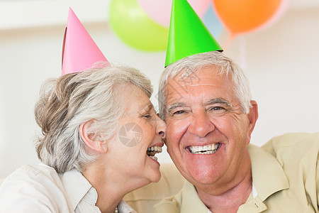 年长夫妇一起庆祝生日的晚年情侣快乐公寓客厅女性男性闲暇女士感情夫妻房子图片