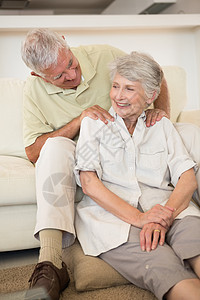 上士给他的搭档做肩膀按摩沙发住所退休地面微笑家庭关爱房子客厅女士图片