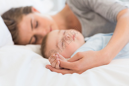 母亲睡在床上 与儿女同床男生感情婴儿房子拥抱睡眠家庭儿子女性说谎背景图片