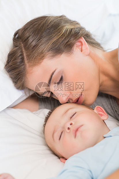母亲睡在床上 与儿女同床感情新生活拥抱房子儿子住所女性幸福婴儿男性图片