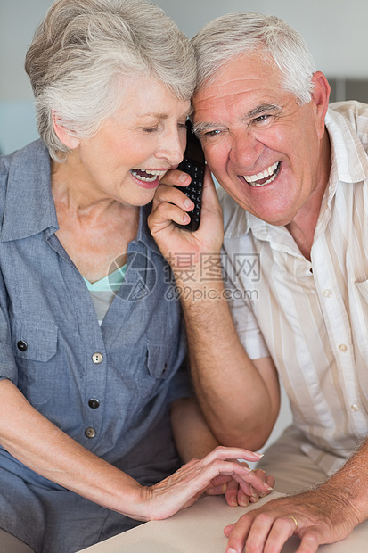 听电话的老年快乐情侣公寓微笑房子退休夫妻柜台成人沟通桌子男人图片