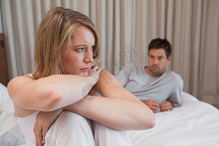 夫妻在床上吵架后不说话了卧室闲暇女性裂痕房子睡衣分歧女士斗争争议图片