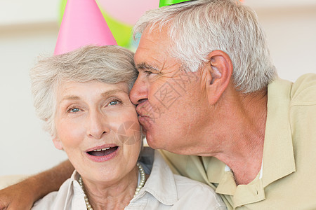 年长夫妇一起庆祝生日的晚年情侣家庭女性女士客厅脸颊房子派对住所夫妻老年图片