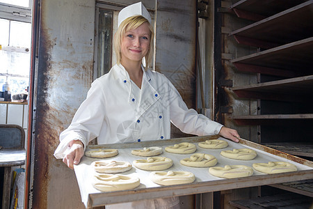 贝克在面包店里烤烤箱饼质量面团味道黄油火炉生产手工制造业糖果产品图片