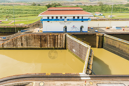 巴拿马运河 米拉弗洛雷斯锁水面运输货物船运地点旅行建筑物想法运河概念图片