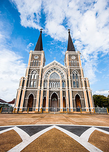 泰国尚塔布里和蓝天的哥特教堂草地玻璃尖顶教会彩色建筑教堂地平线石头房子图片