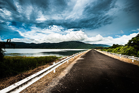 水坝和蓝天空的道路荒野海岸森林小路岩石爬坡旅行公园国家旅游图片