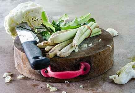在战壕上准备的蔬菜柑叶菜刀佛手食物厨房烹饪健康饮食家庭图片