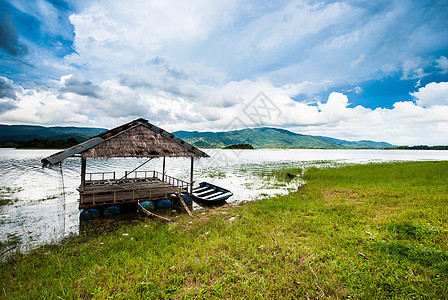 水库旁的宝馆旅游爬坡小屋薄雾天空顶峰悬崖房子木桥公园图片