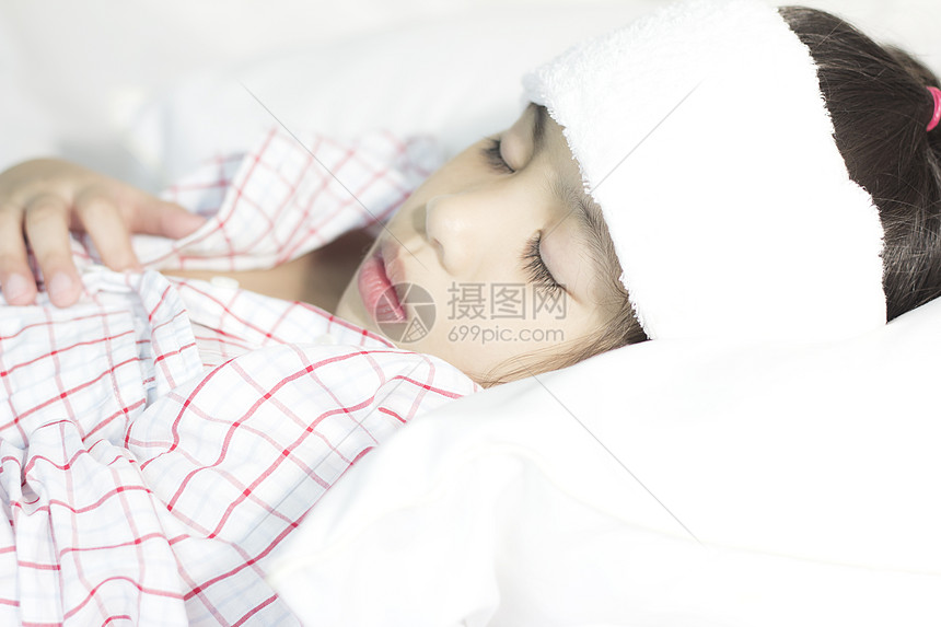 躺在床上的生病女孩睡衣枕头温度计卧室流感卫生温度保健童年玩具熊图片