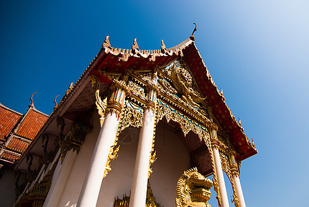 泰国寺庙的支道 泰国 这是一座佛教寺庙游客神社雕像天空旅行山墙建筑学艺术石头金子图片