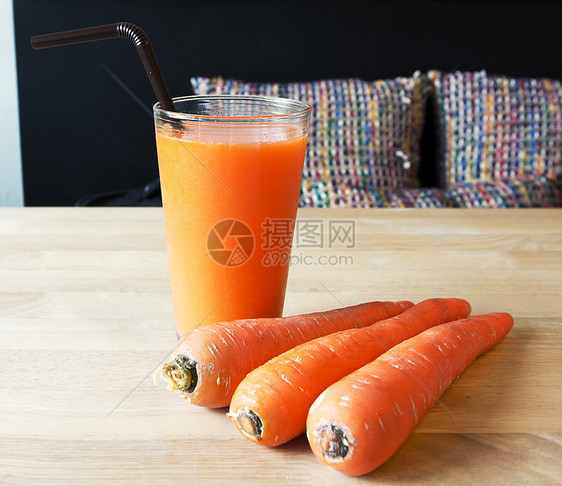 新鲜胡萝卜汁饮食工作室食物稻草橙子横截面玻璃水果蔬菜液体图片