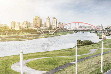 具有桥桥的城市风景景观阳光旅游旅行蓝色城市吸引力太阳地标建筑图片