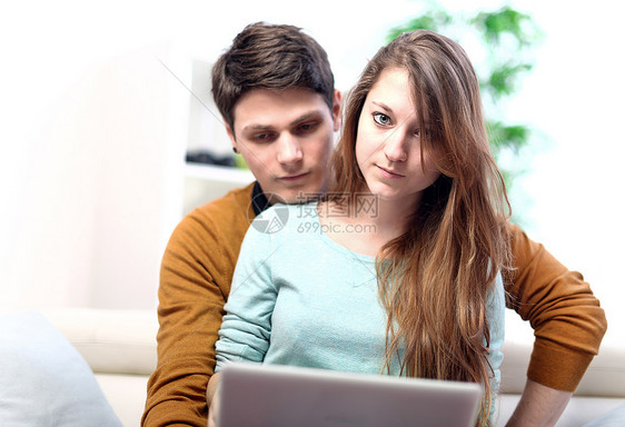 一对情侣用电脑 带着焦虑的情绪女孩房子担忧成人女士肩膀男朋友笔记本夫妻药片图片
