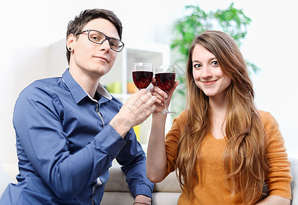 非常漂亮的年轻夫妇 烤红酒杯子新年订婚妻子周年女孩未婚夫男性女朋友玻璃纪念日图片