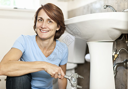 妇女修补管道水管房间工具维修女性浴室管道工白色洗手间中年便利图片