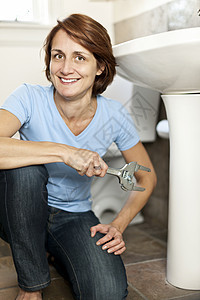妇女修补管道水管白色洗手间成功房间扳手中年工具浴室便利女性图片