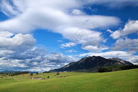 高山草地上的蓝色天空图片