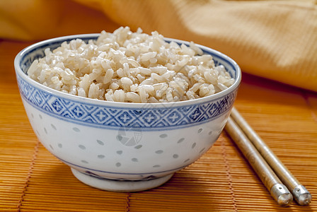 蓝色和白白大米碗中的棕饭图片