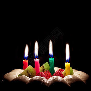 黑背景上的蛋糕庆典蜡烛红色黑色绿色条纹火焰食物小雨派对图片