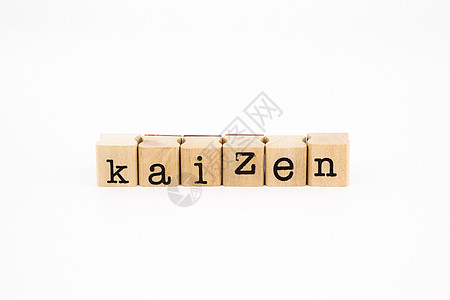 白色背景上孤立的 Kaizen 字词背景图片