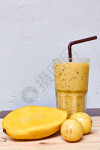 滑冰果汁 把芒果和激情果混合图片