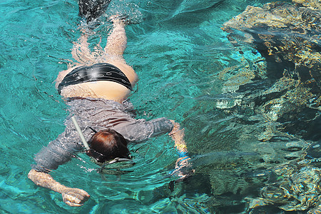 女摄影师潜水进入红海水面具呼吸快照潜水员海浪红色波浪海洋海军游泳图片