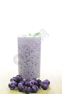 新鲜蓝莓冰淇淋玻璃白色浆果紫色水果冷饮果汁饮料冰沙背景图片