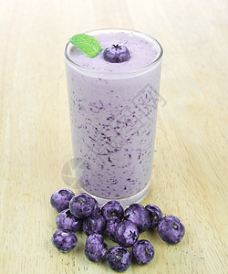 蓝莓冰雪冷饮浆果玻璃紫色果汁冰沙饮料水果白色背景图片