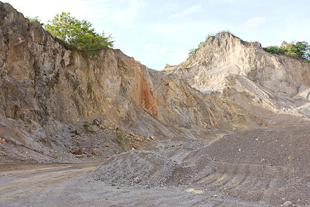 在露天坑建造的石块和碎石图片