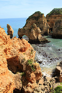 悬崖支撑侵蚀天空海洋蓝色赭石石窟旅游岩石海岸线图片