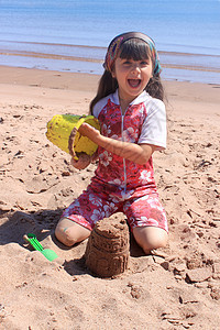 PEI 海滩上的小女孩孩子支撑旅游女性晴天海洋旅行风景海岸线微笑图片