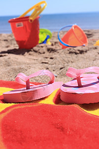 海滩玩具红色黄色晴天假期旅游凉鞋蓝色字拖海事天空图片