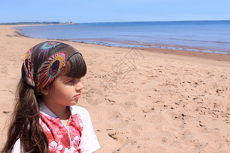 PEI 海滩上的小女孩女性海岸海洋旅游海岸线支撑风景孩子晴天旅行图片