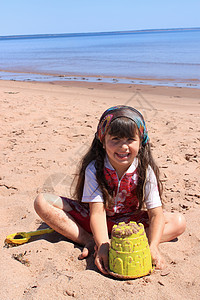 PEI 海滩上的小女孩海岸玩具女性旅游支撑风景孩子海洋海岸线微笑图片
