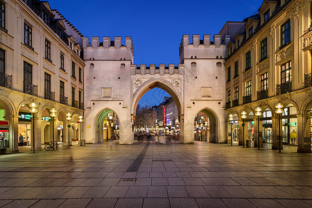 和Karlsplatz晚间广场 慕尼黑 Germ假期行人历史性入口地标天际蓝色建筑旅行景观图片