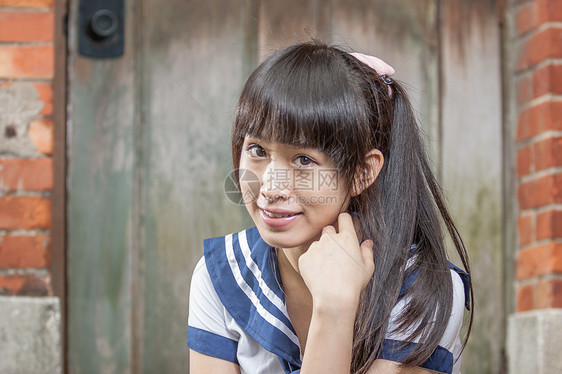校外穿校服的亚洲女学生青年瞳孔女孩咖啡快乐孩子女性大学中学学生图片